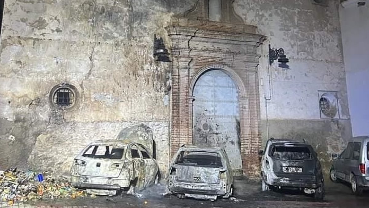 Coches calcinados en Cuevas del Almanzora.