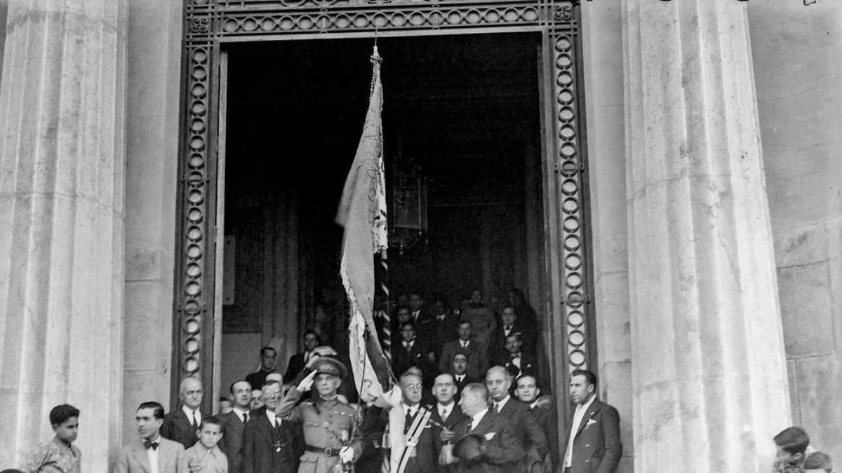 El Pendón saliendo del edificio de la antigua Escuela de Artes.