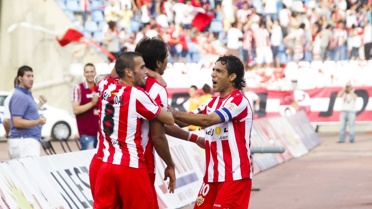 Celebrando el gol de Ulloa en el que sería su último partido con el Almería.
