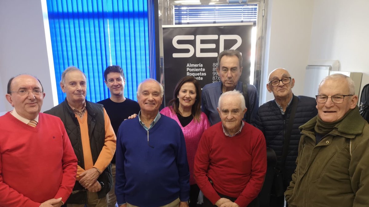 Parte de los integrantes de la Rondalla Sol y Luna junto a la concejal de Cultura, María Manuela Caparrós.