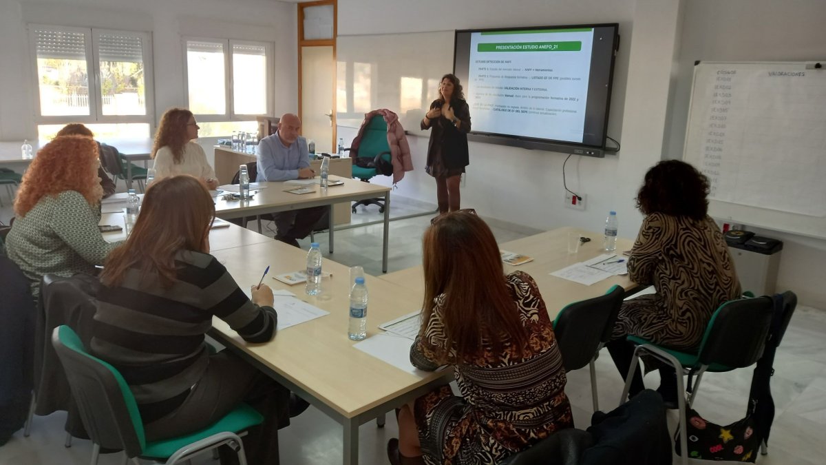 Imagen de la mesa técnica celebrada en el CRN de Piedra Natural Escuela del Mármol.