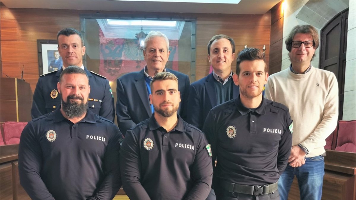 Las autoridades junto a los tres nuevos agentes de Policía Local de Vera.