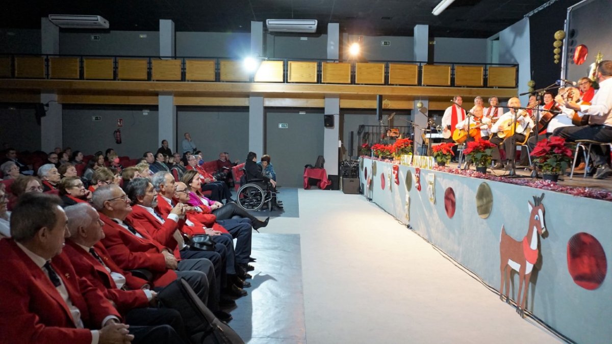 El Cine Teatro Regio de Vera estaba abarrotado en la novena edición de la muestra de villancicos.