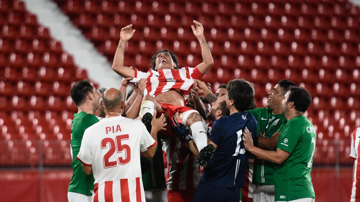 Manteando a Ortiz Bernal después de marcar el gol de penalti.