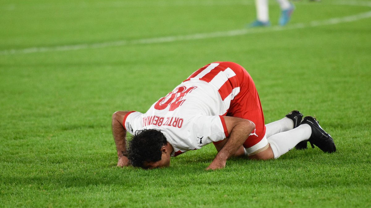 Besando el césped del Estadio después de un gol muy especial.