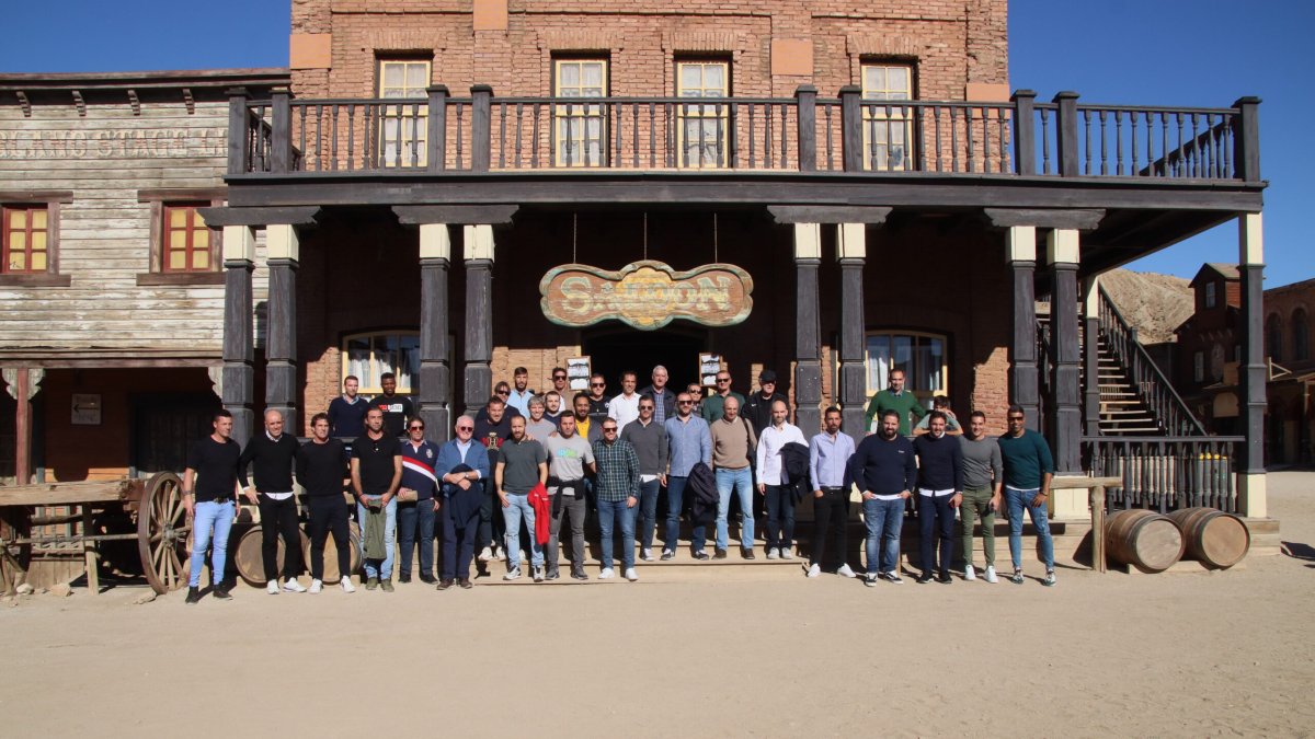 Una foto histórica con los jugadores del Almería y de Andalucía.