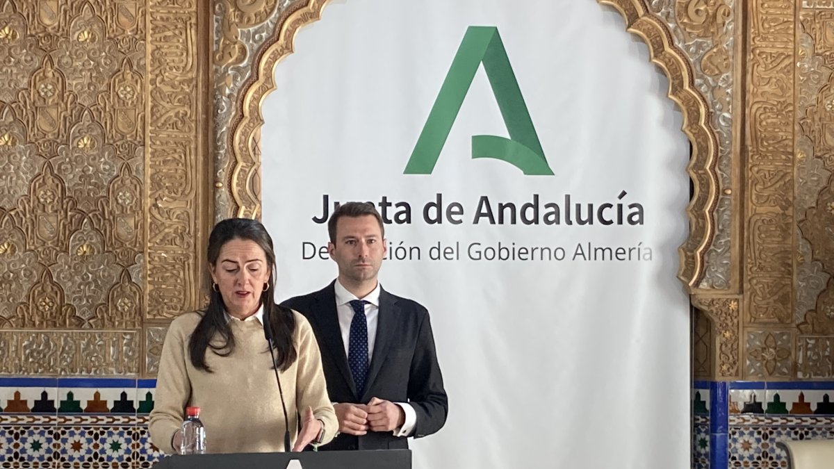 La delegada del Gobierno en Almería, Aránzazu Martín con del delegado de Inclusión Social, Juventud, Familias e Igualdad, Francisco González Bellido.