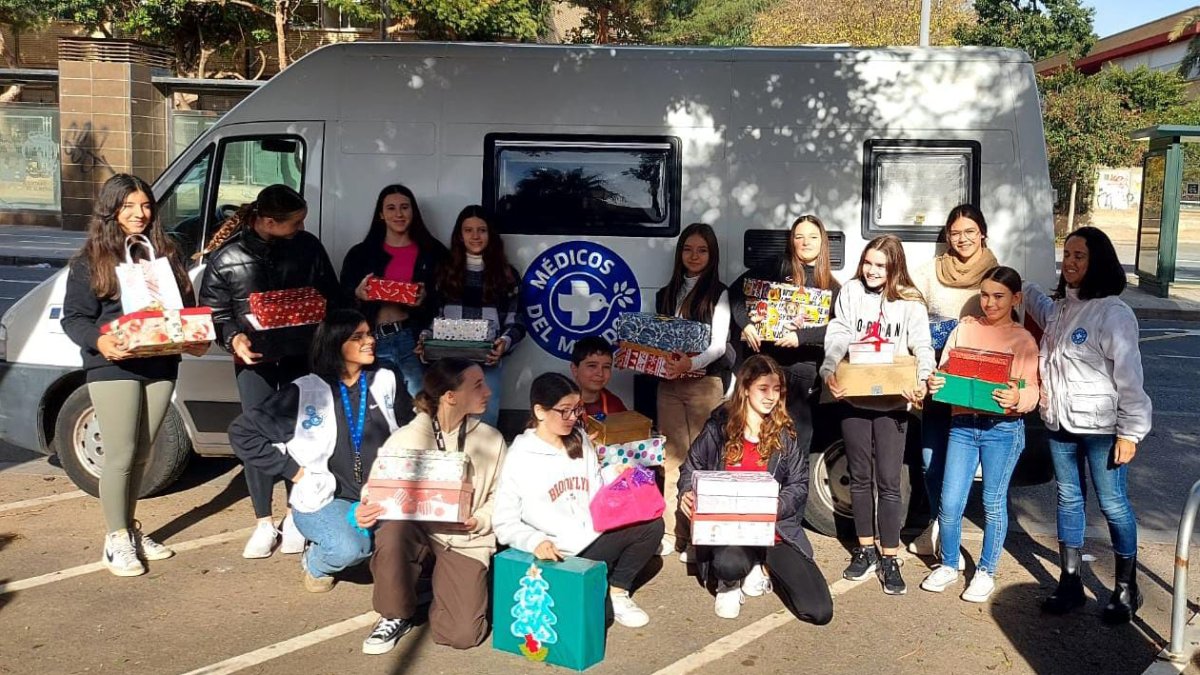 Alumnos del IES Alborán-Manuel Cáliz en la recogida de las cajas solidarias.