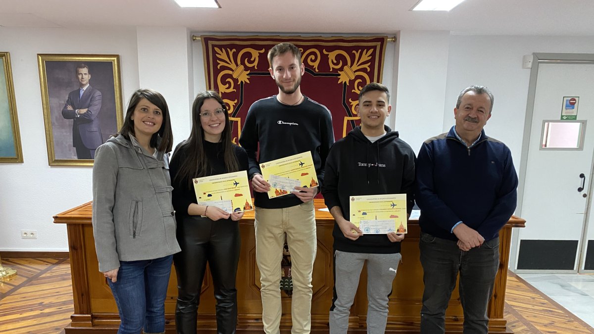 Alcalde y concejala de Juventud en la entrega de cheques a los jóvenes Erasmus.