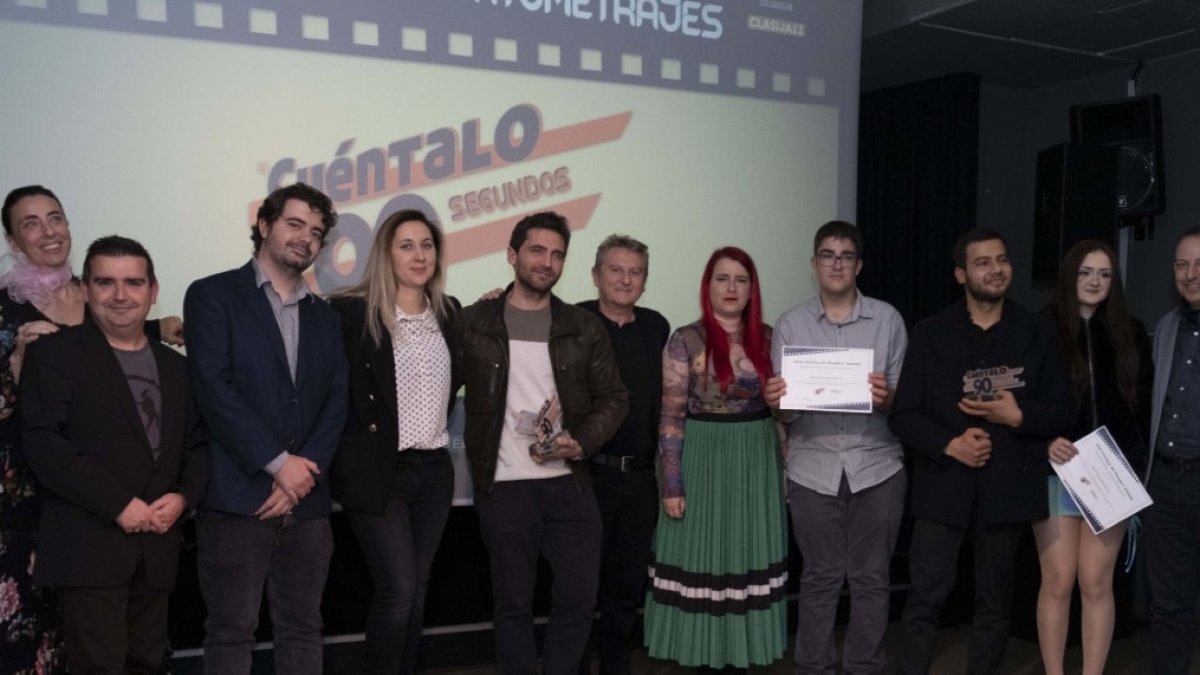 Foto de familia de premiados y profesores de EISO.