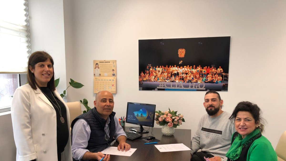 Fotografía de archivo de la firma del Convenio de Becas de prácticas en empresas.