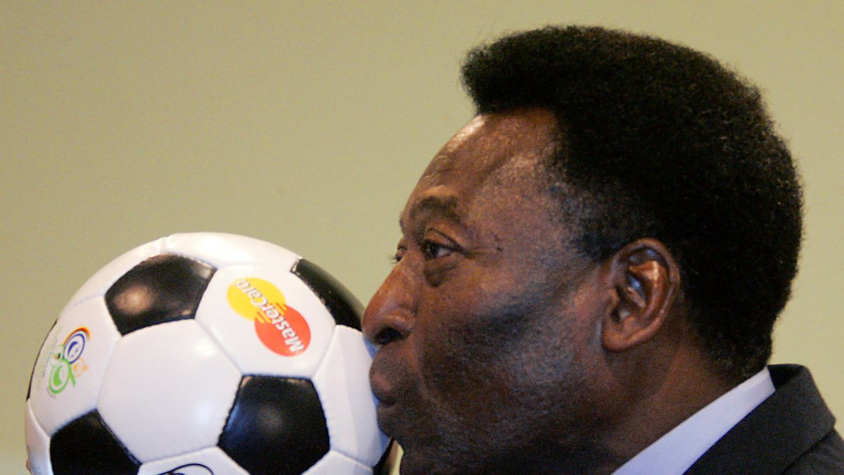 Pelé besa un balón durante la presentación de una película autobiográfica en 2005 en Alemania.