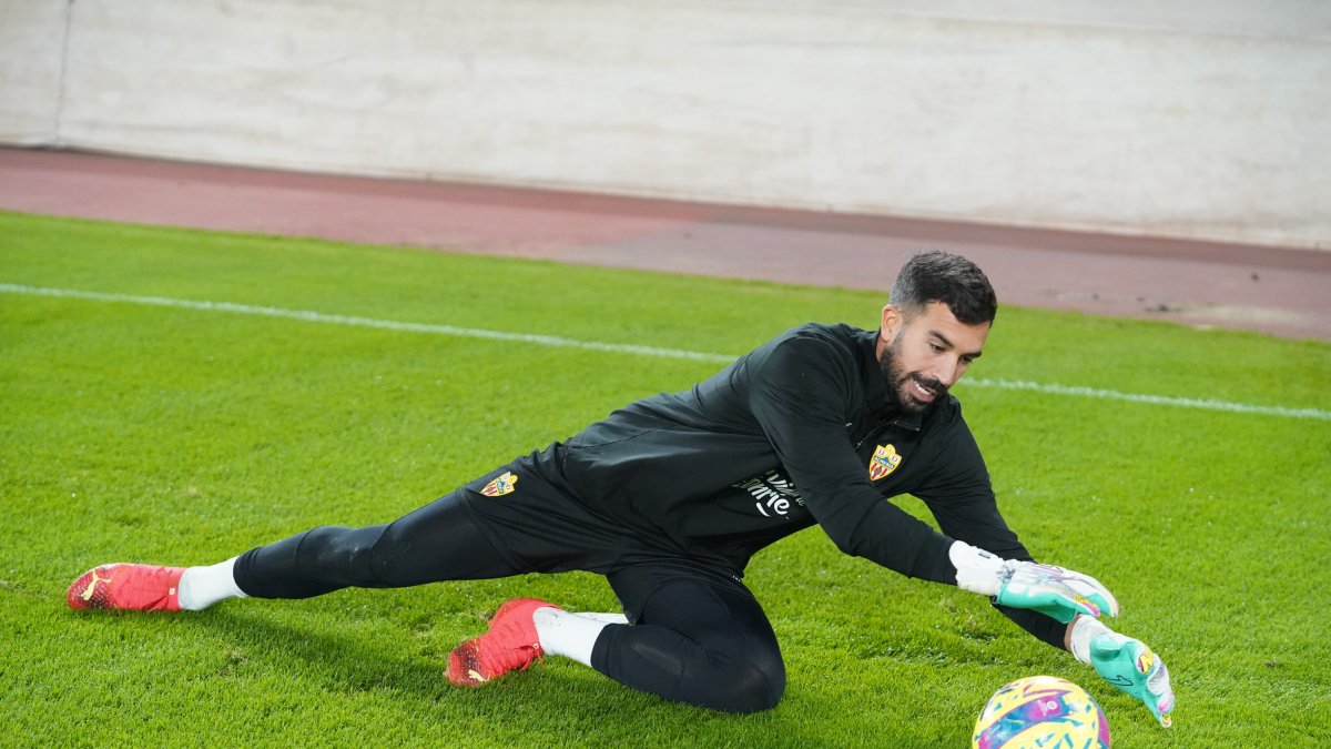 Pacheco está más fuera que dentro en el Almería.