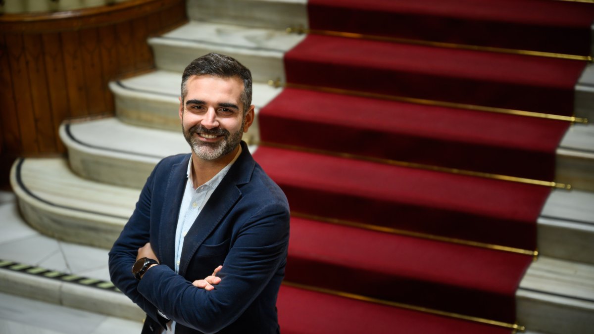 El portavoz del Gobierno andaluz y consejero de Sostenibilidad posa en la delegación del Gobierno de la Junta.