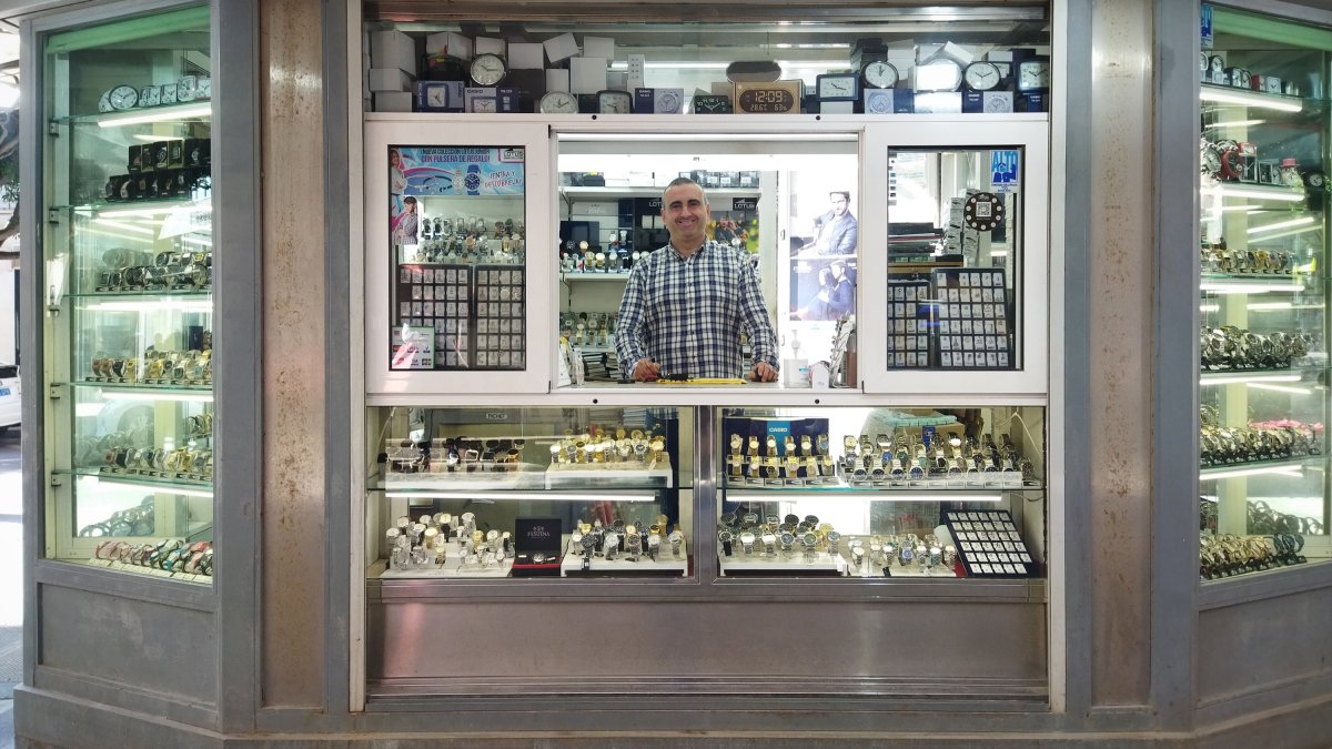 El original quiosco que es una relojería. Foto de Daría Zelenska.