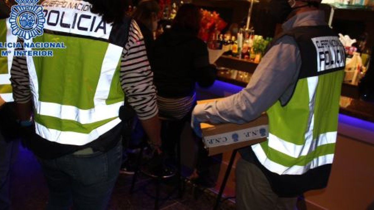 Policía Nacional en un club de alterne.