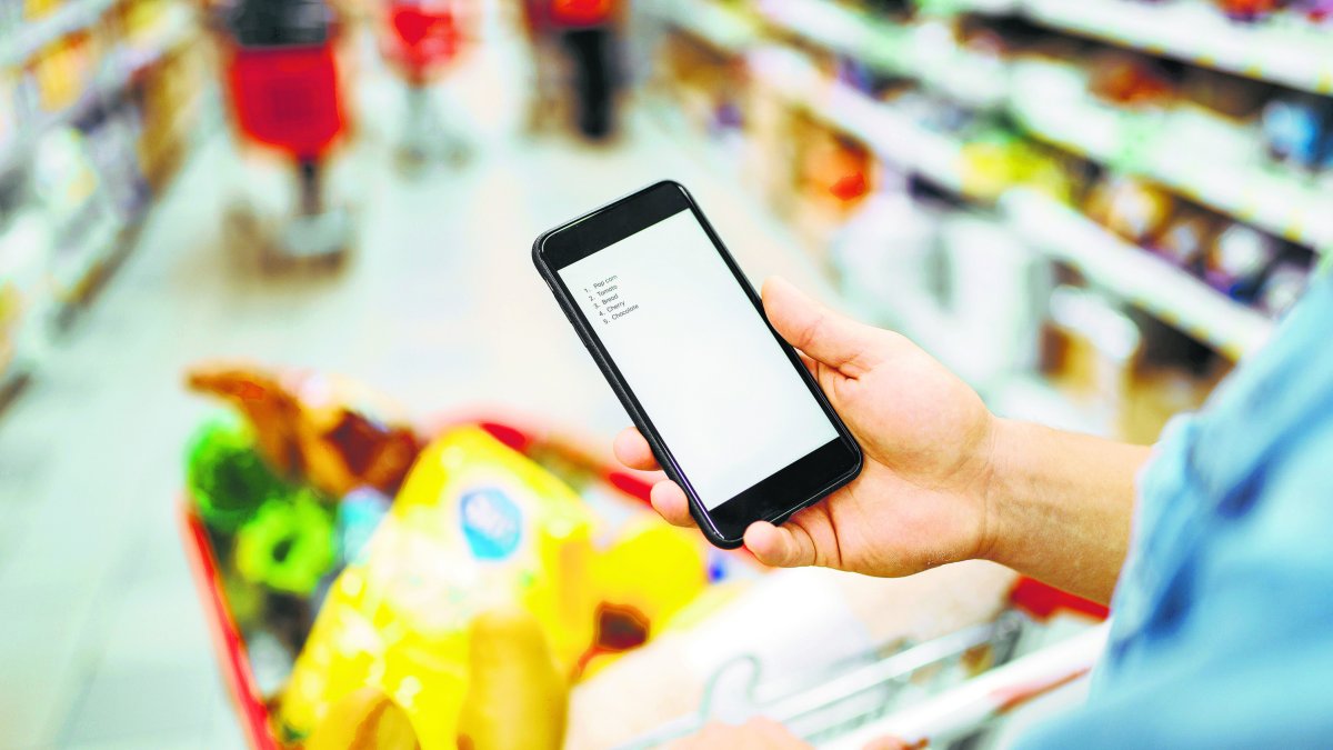 Los almerienses comprueban si bajan los precios.