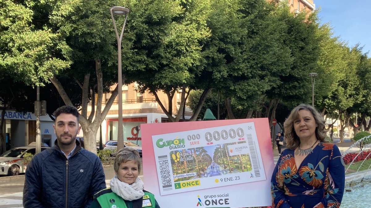 El cupón de la ONCE con el motivo de \'La Rambla\' junto a la directora de la ONCE en Almería, el concejal de Promoción de la ciudad y una de las