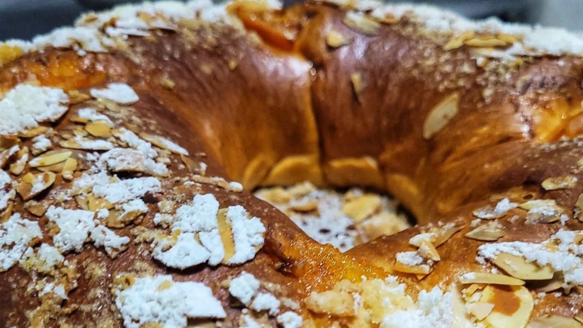 Imagen de uno de los primeros roscones preparados esta Navidad en el Horno de Martín.