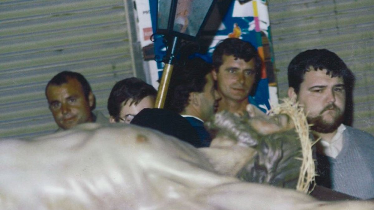 El querido ‘Bentura’ en sus años de juventud viendo pasar el Cristo del Perdón.