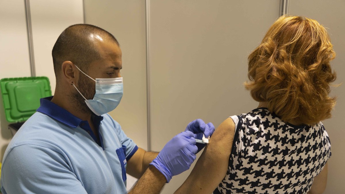 La Junta anima a recibir la cuarta dosis de la vacuna contra el covid a las personas de 60 a 70 años.