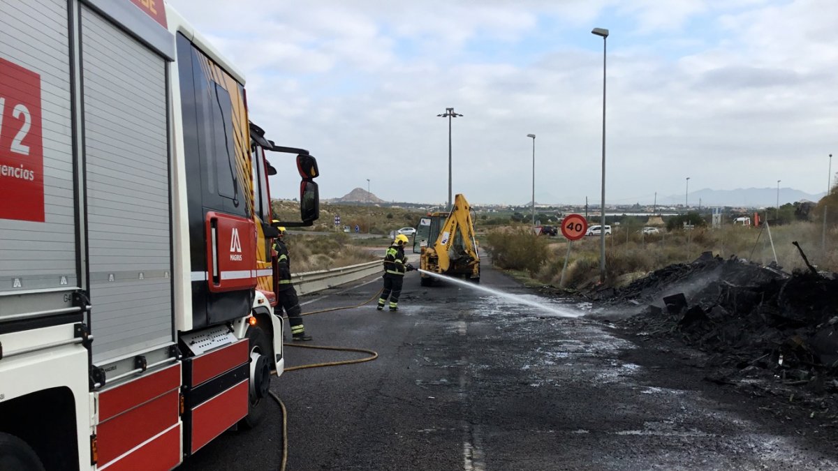 El camión ha quedado totalmente calcinado por las llamas.