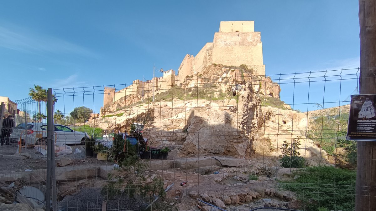 Situación en la que se encuentra actualmente el yacimiento con parte de la muralla califal y un baluarte de la Antigua Puerta de la Carnicería
