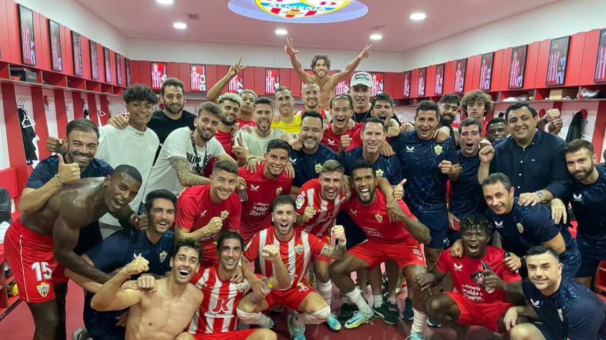 La plantilla del Almería celebrando la victoria frente al Rayo.