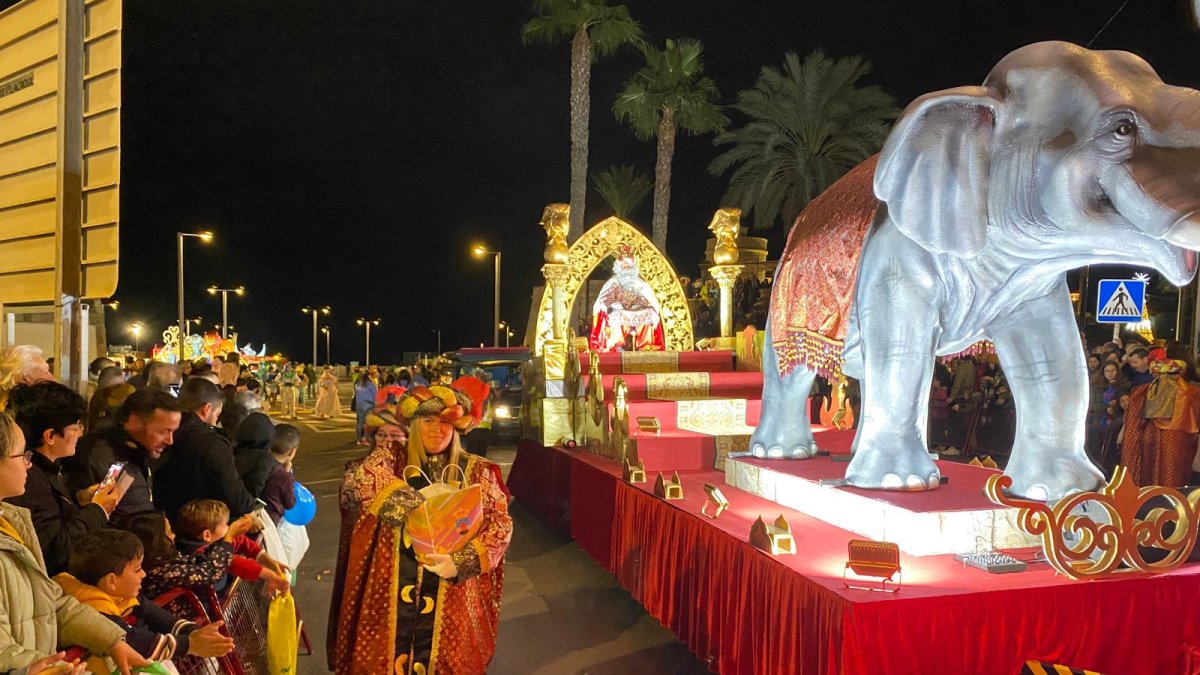 La carroza de Melchor por las calles de Roquetas de Mar.
