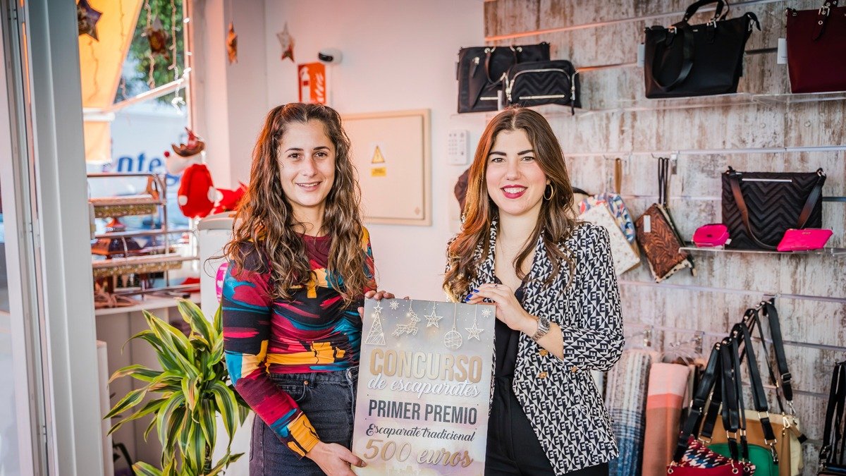 El primer premio de la categoría escaparate tradicional ha sido para La Niña Voladora.