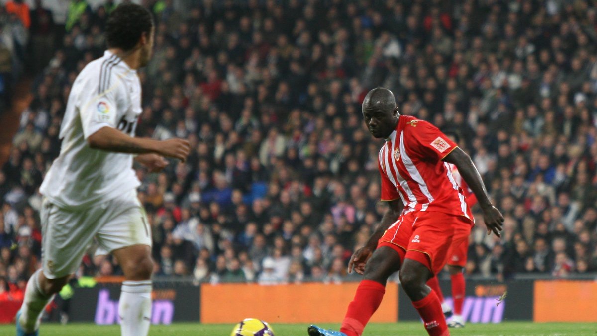 Modeste M\'bami en el Real Madrid-Almería de la 2009-2010.