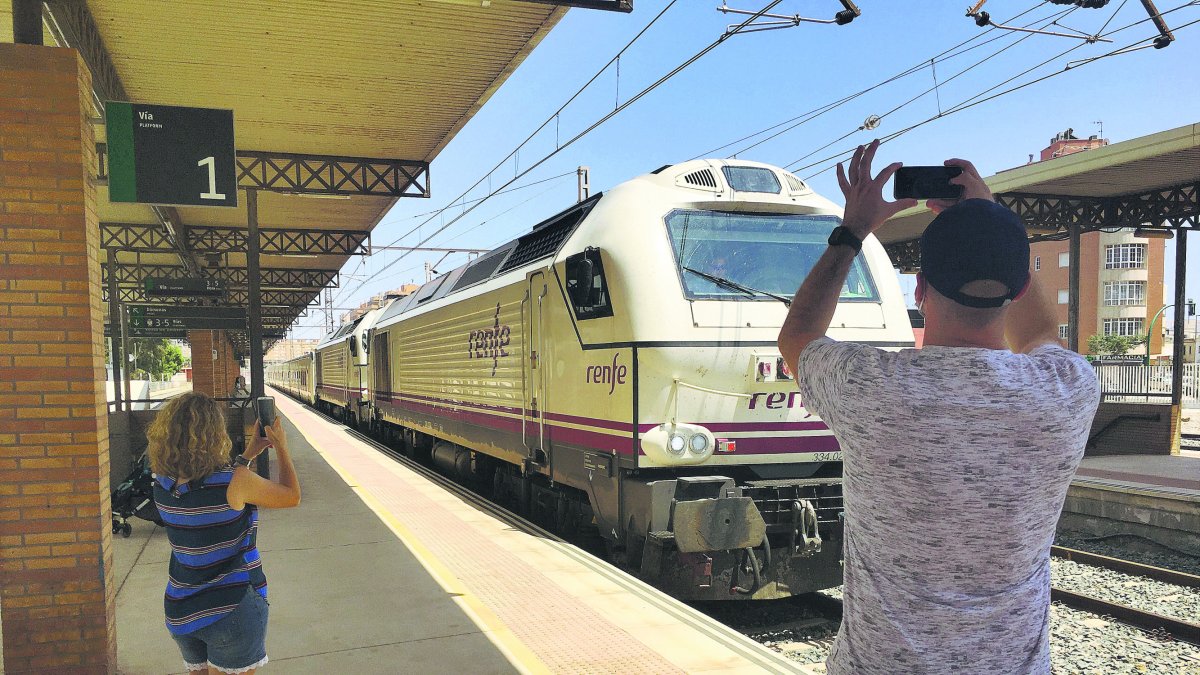 Imagen captada en la Estación Intermodal de Almería cuando acabaron los transbordos y que obligaban a ir a Huércal en autobús.