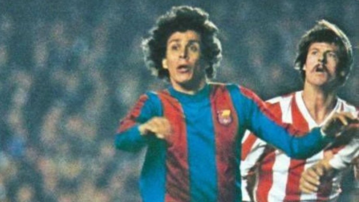 Maxi pegado a Roberto Dinamita en el Camp Nou.