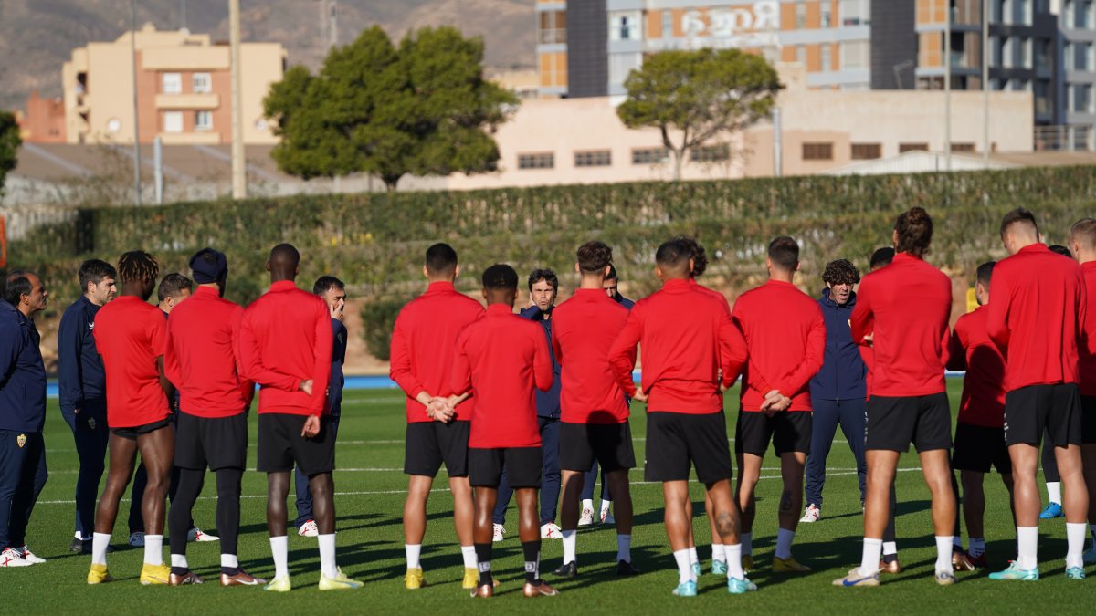 ¿Quíén saldría de la plantilla del Almería si llega otro fichaje?