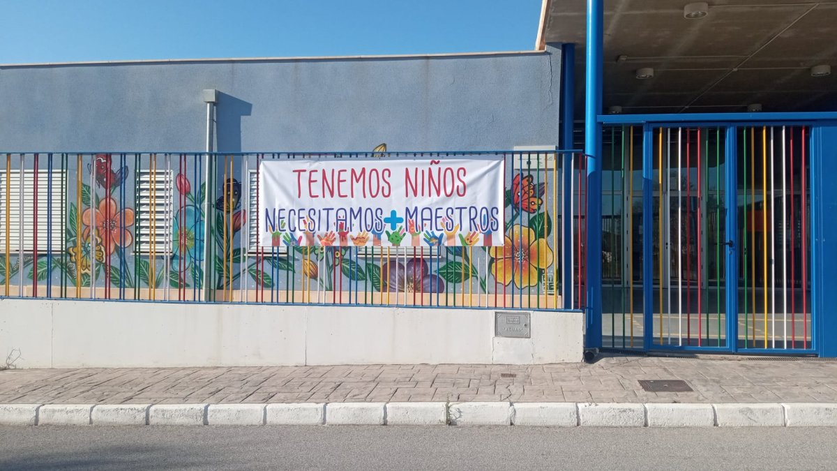 Pancarta expuesta en el patio del CPR Alto Almanzora en Cela, Lúcar.