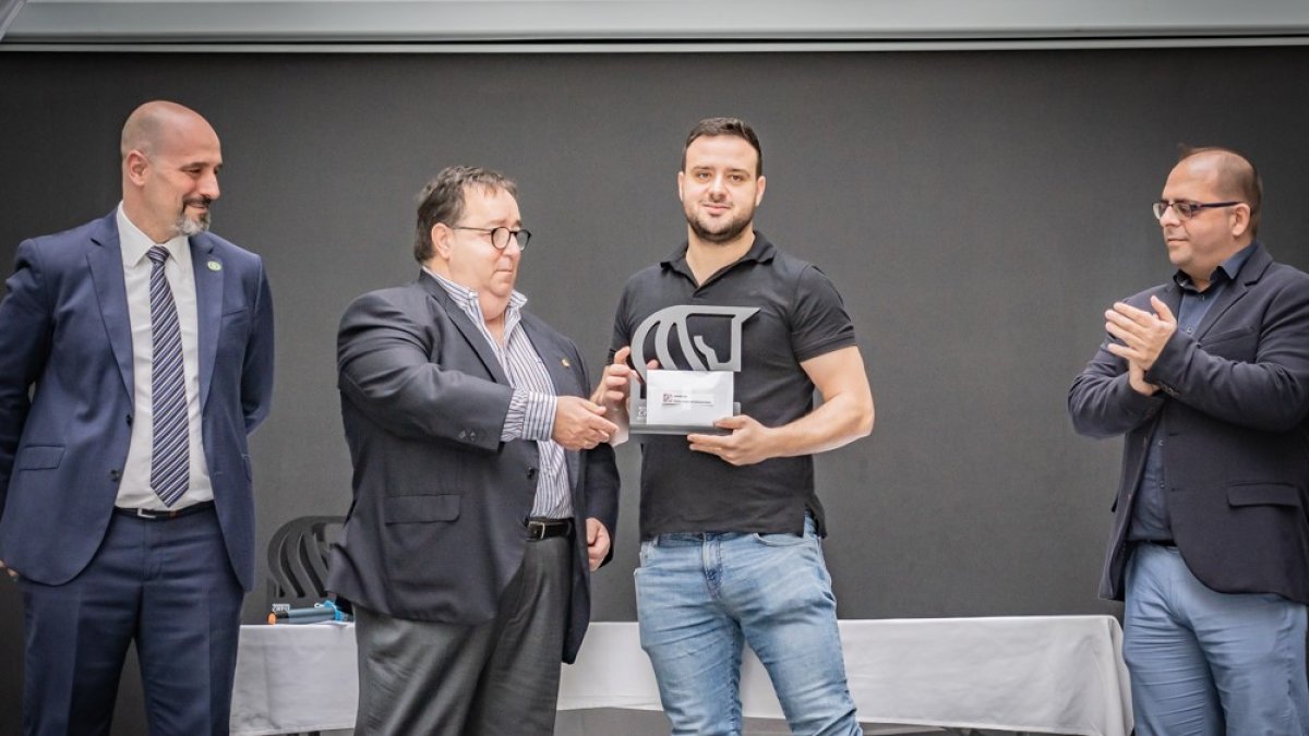 José Juan Rubí entregando el premio al campeón.