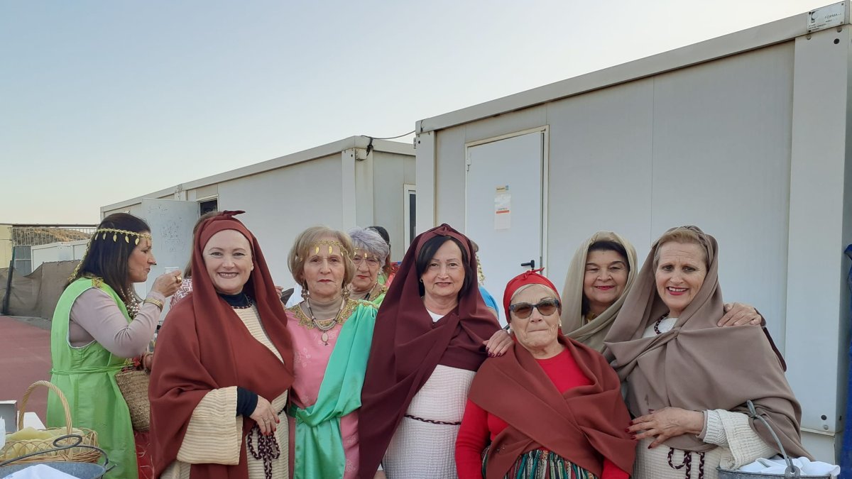 Las vecinas de Antas con sus trajes típicos para la recreación histórica de la llegada de los Reyes Magos.