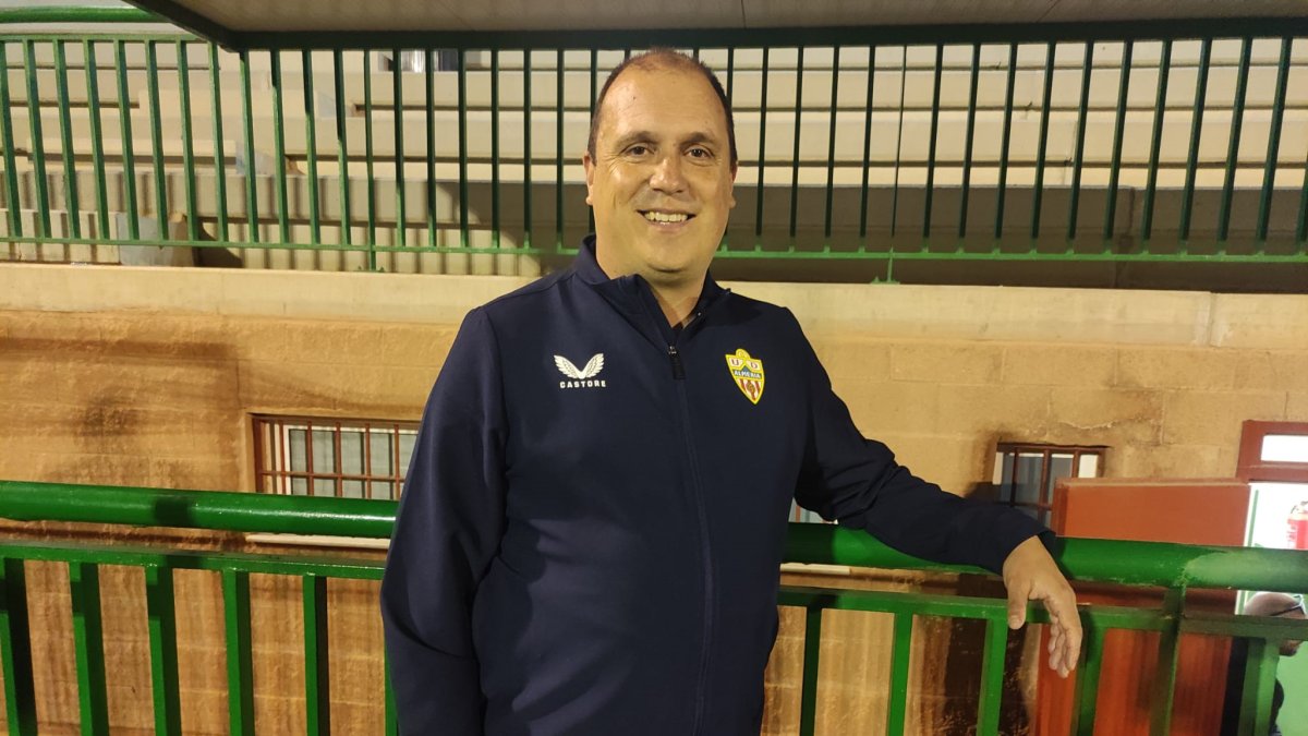 Alberto Lasarte en el Estadio Francisco Pomedio de Huércal de Almería.