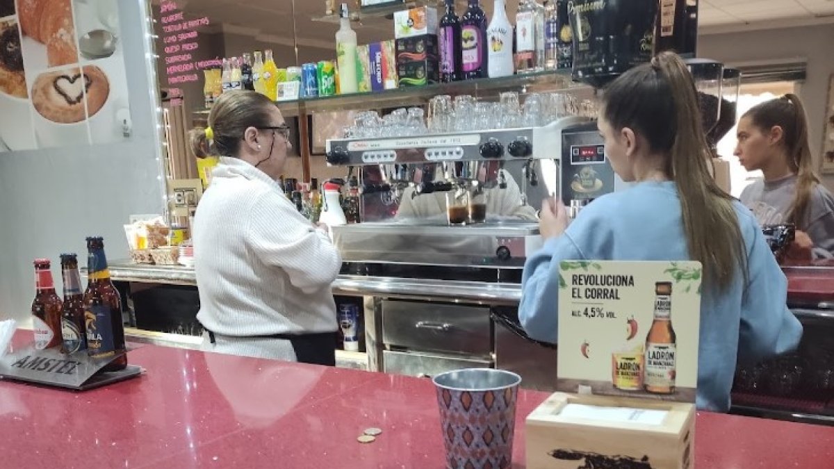 Mari Trini y una de sus hijas, en el Café-Bar \'Las Niñas\' de Balerma.