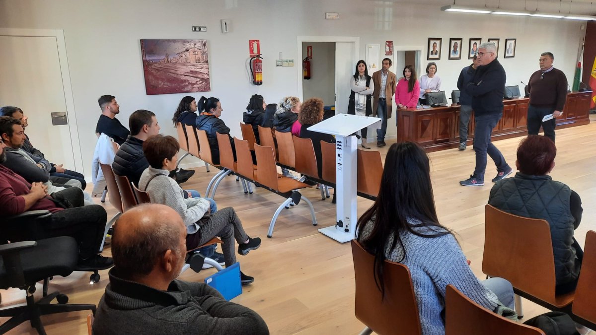 El alcalde de Huércal de Almería, Ismael Torres, se dirige a los trabajadores de Plan de Empleo.