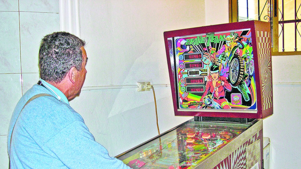 Máquina del desaparecido bar que había en la Cuesta de San Roque,  donde los clientes se jugaban grandes partidas.