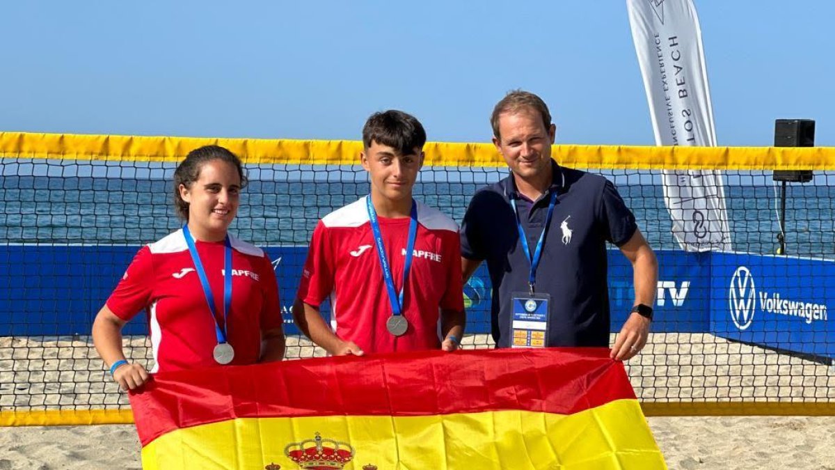 Jorge Méndez, en el centro, victorioso en el Europeo de Grecia 2022.