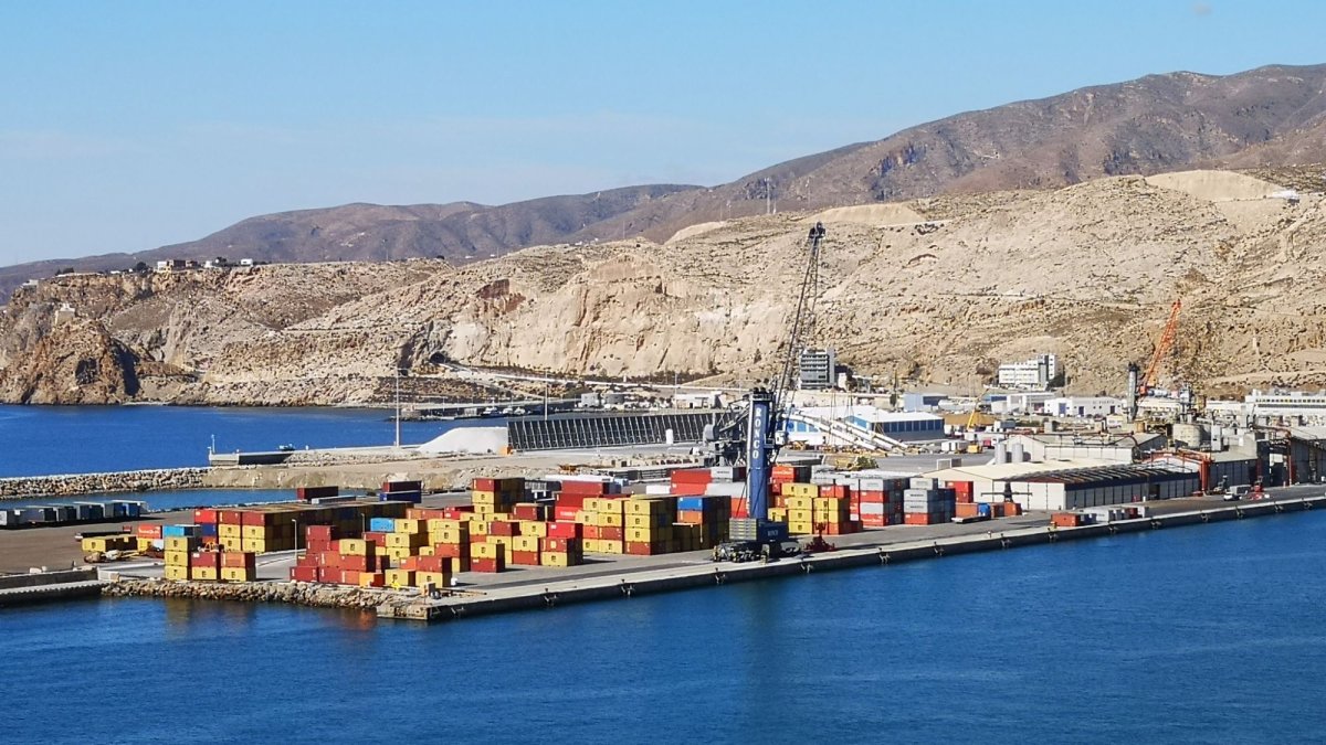 Actividad de carga en el Puerto de Almería.