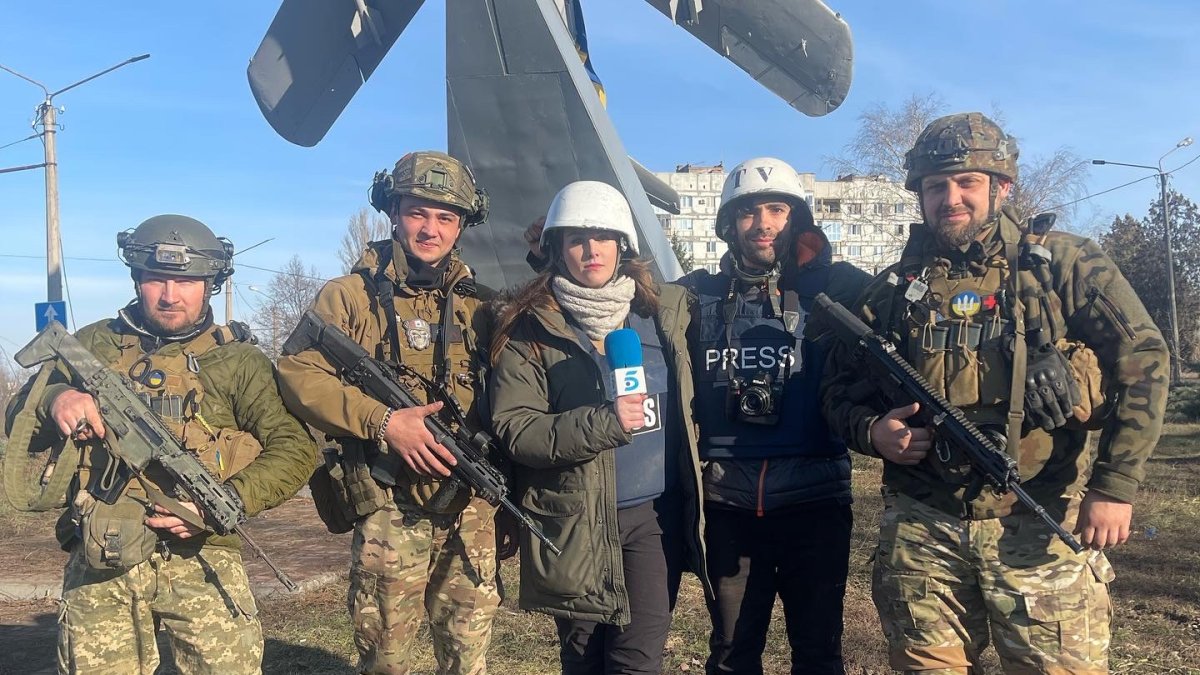 Constanza Pérez junto a sus compañeros de prensa y militares en la ciudad de Bakhmut.