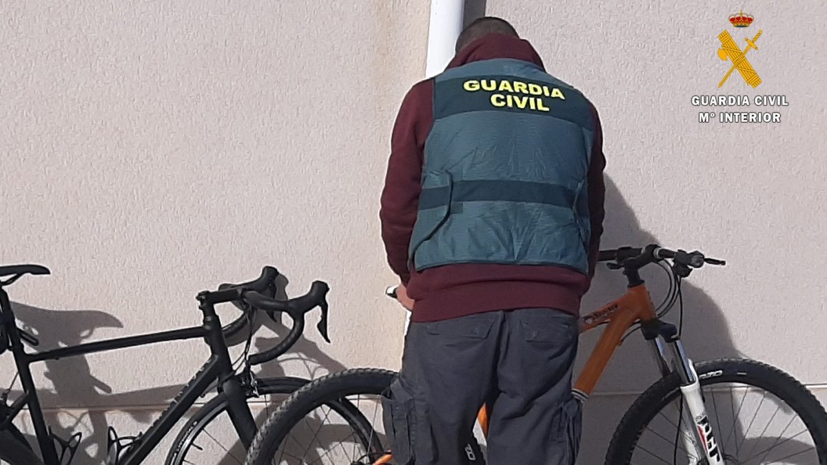 Un agente de la Guardia Civil con material sustraido.