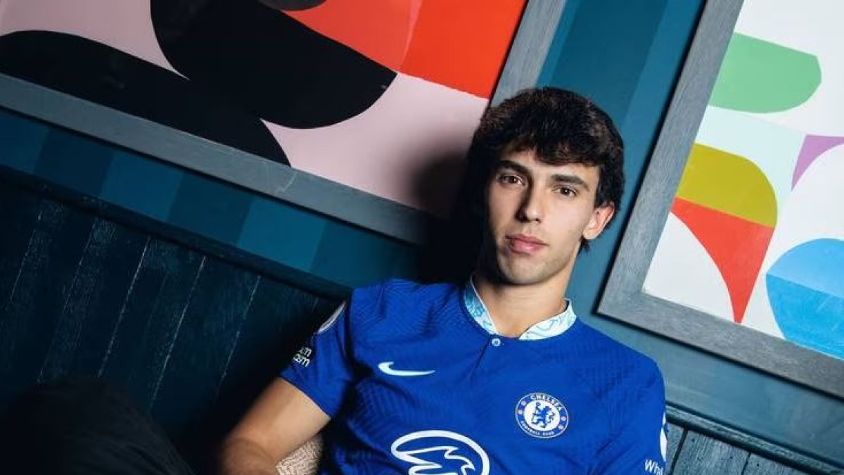 El jugador colchonero con la camiseta de su nuevo club.