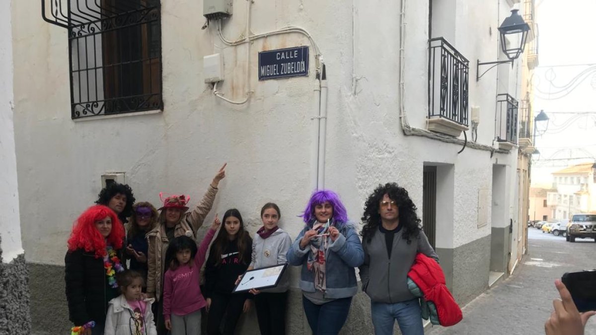 Uno de los grupos que ha realizado el \'Tesoro de Serón\', junto a algunos alumnos que les han guiado en el recorrido.