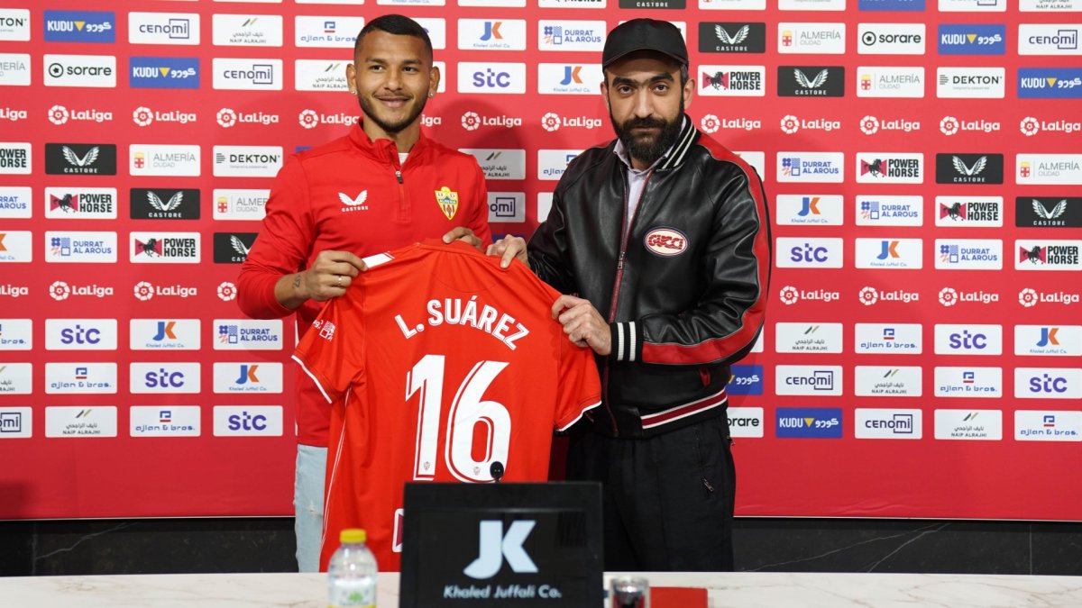 Luis Suárez con Mohamed El Assy en la presentación.