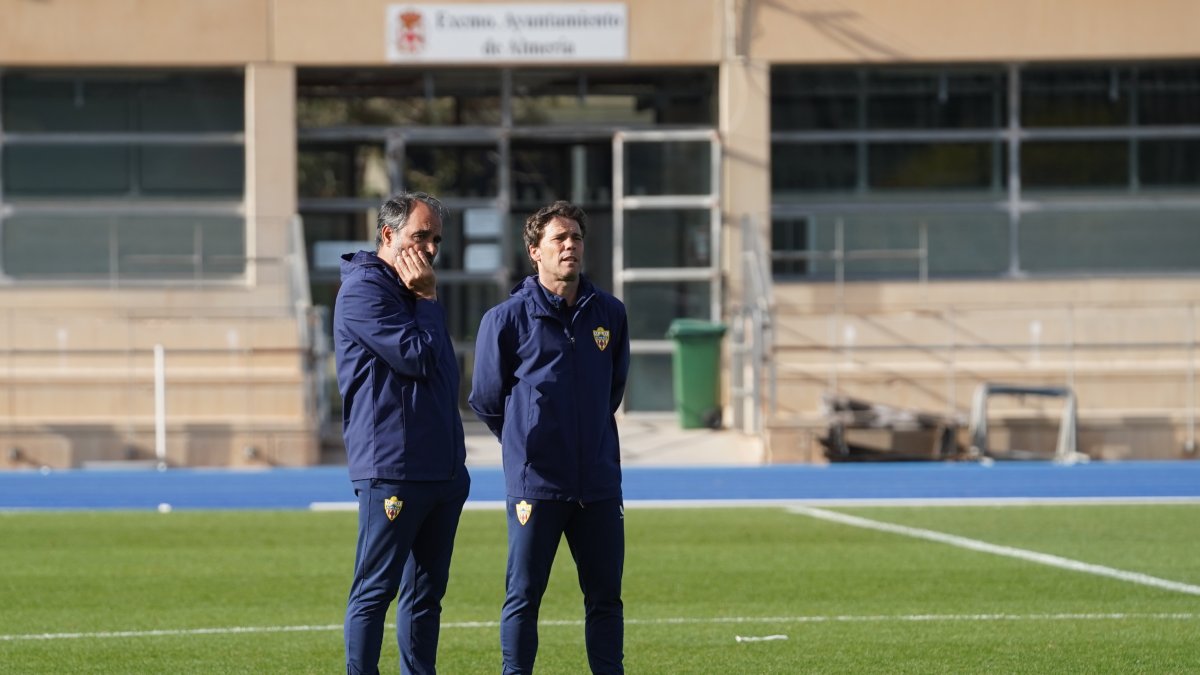 Torras y Rubi hablando en el entrenamiento del equipo rojiblanco.