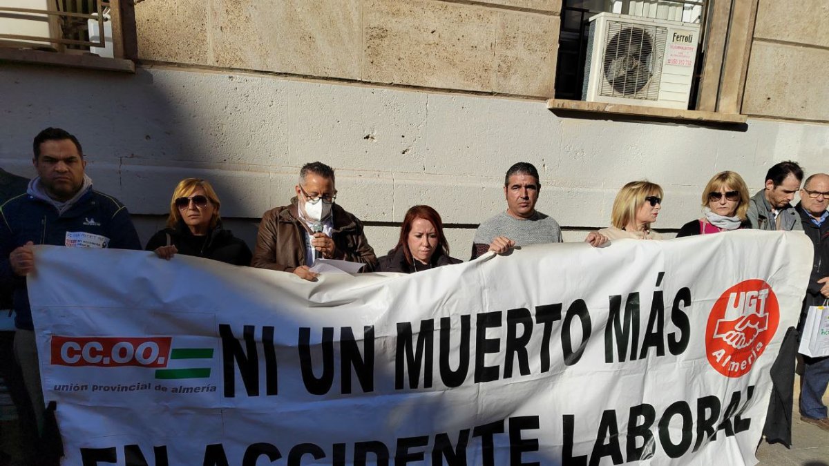 UGT y CCOO han convocado la concentración tras la primera muerte en el tajo del año en la provincia.